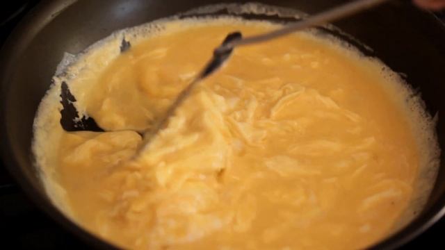 Mexican Egg Scramble Recipe || KIN EATS смотреть онлайн