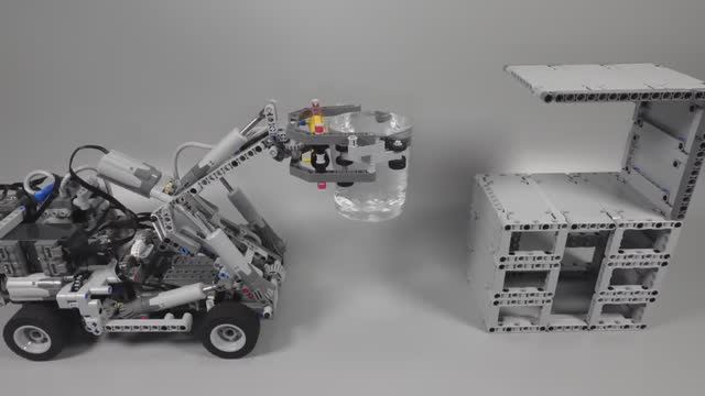 Робот Lego подносит ПОЛНЫЙ стакан Воды | Lego Robot moves a FULL Glass of Water смотреть онлайн