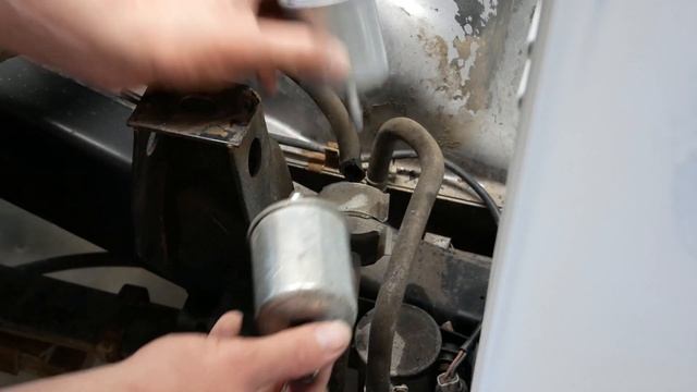 Replacing the Fuel Filter on the Nissan 720! смотреть онлайн