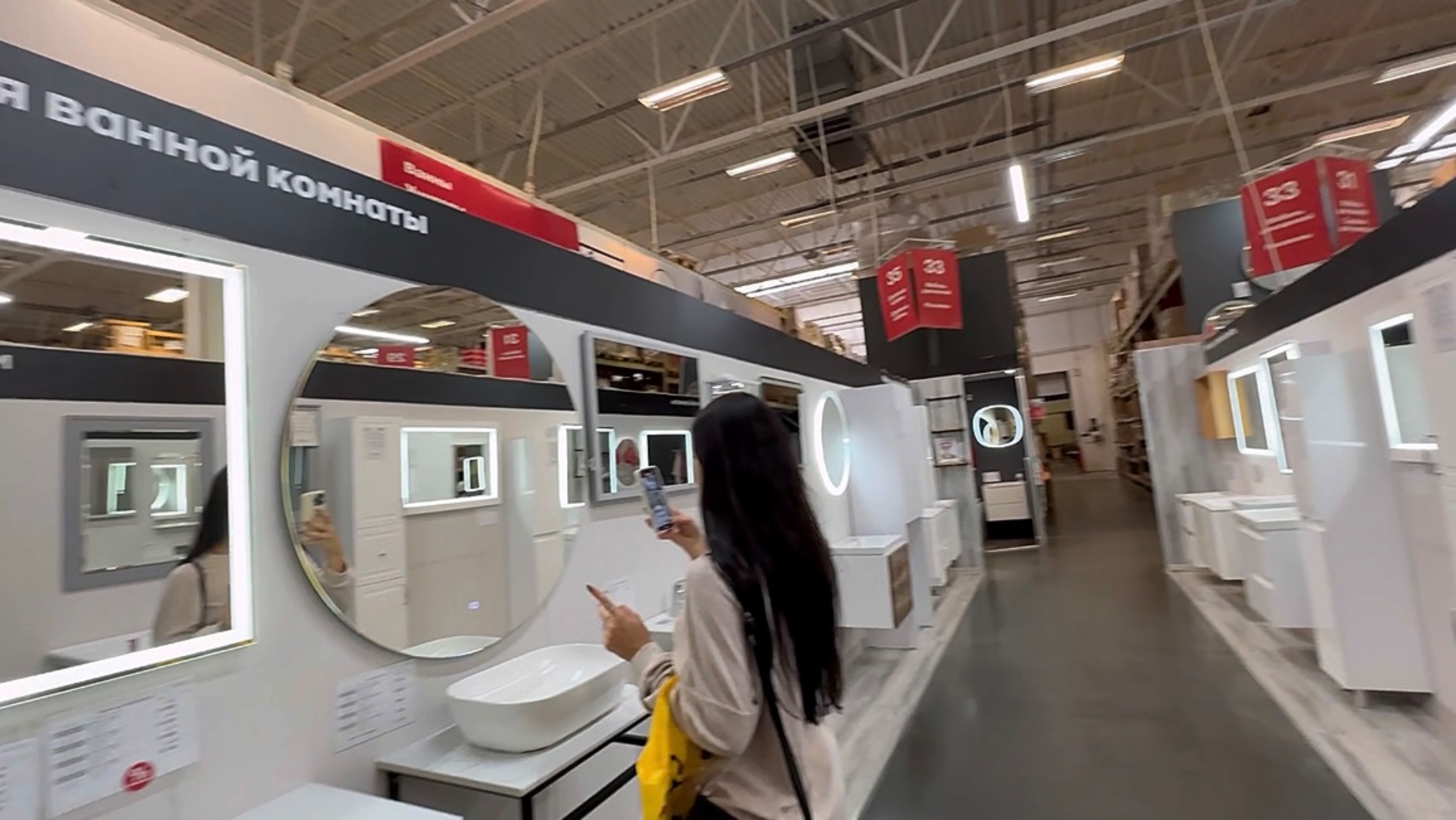 Зашли в магазин Максидом, выбираем обои 🛍️ Нашли много полезных товаров для дома смотреть онлайн