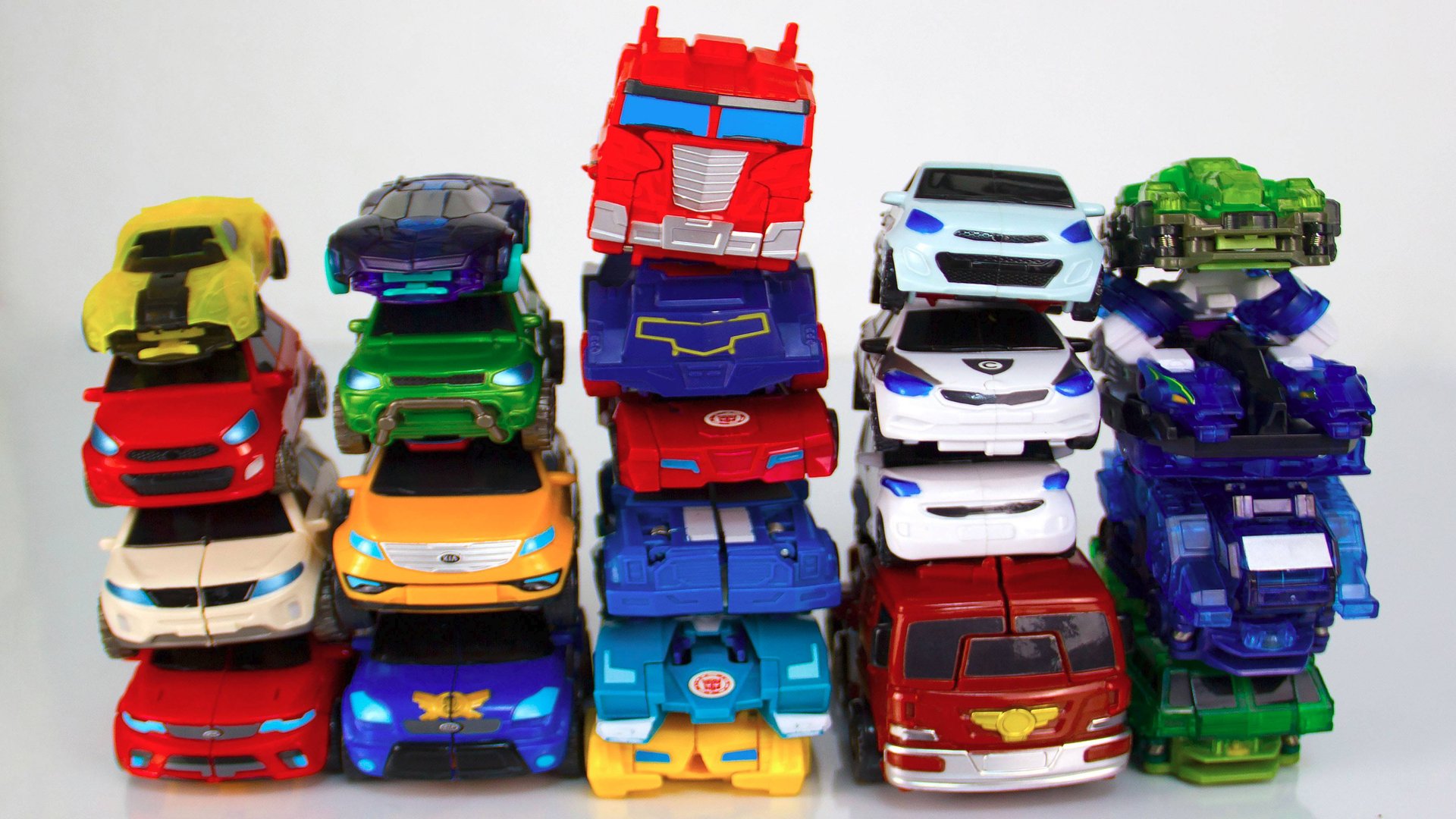 Трансформеры, Тоботы и Дикие Скричеры строят башню из машинок. Игрушки роботы для детей. смотреть онлайн