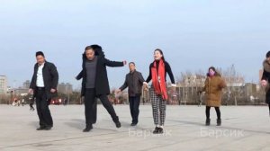 Цин Цин. Танец на площади.