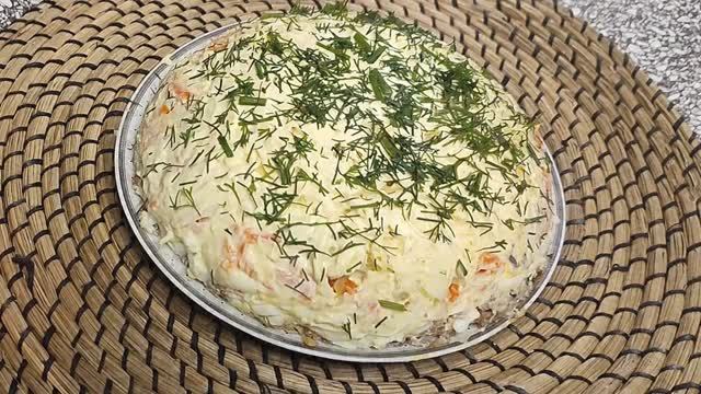 Вкусный салат со шпротами. Всё дело в заправке! смотреть онлайн