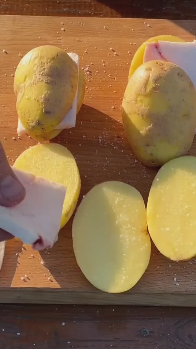 ЗАПЕЧЁННЫЙ КАРТОФЕЛЬ С САЛОМ В ТАНДЫРЕ #картофельссалом #рецепт #готовка#shorts смотреть онлайн