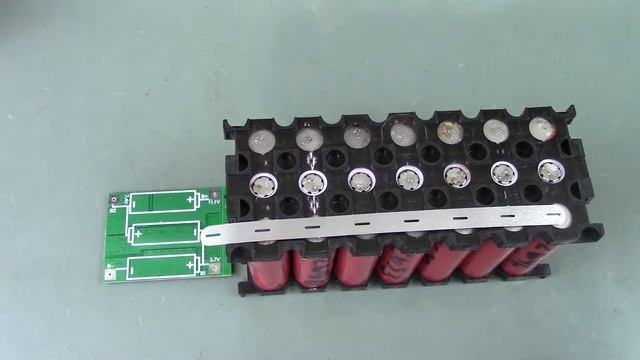 Montando uma bateria de Lítio de 12V 7Ah com células 18650 смотреть онлайн