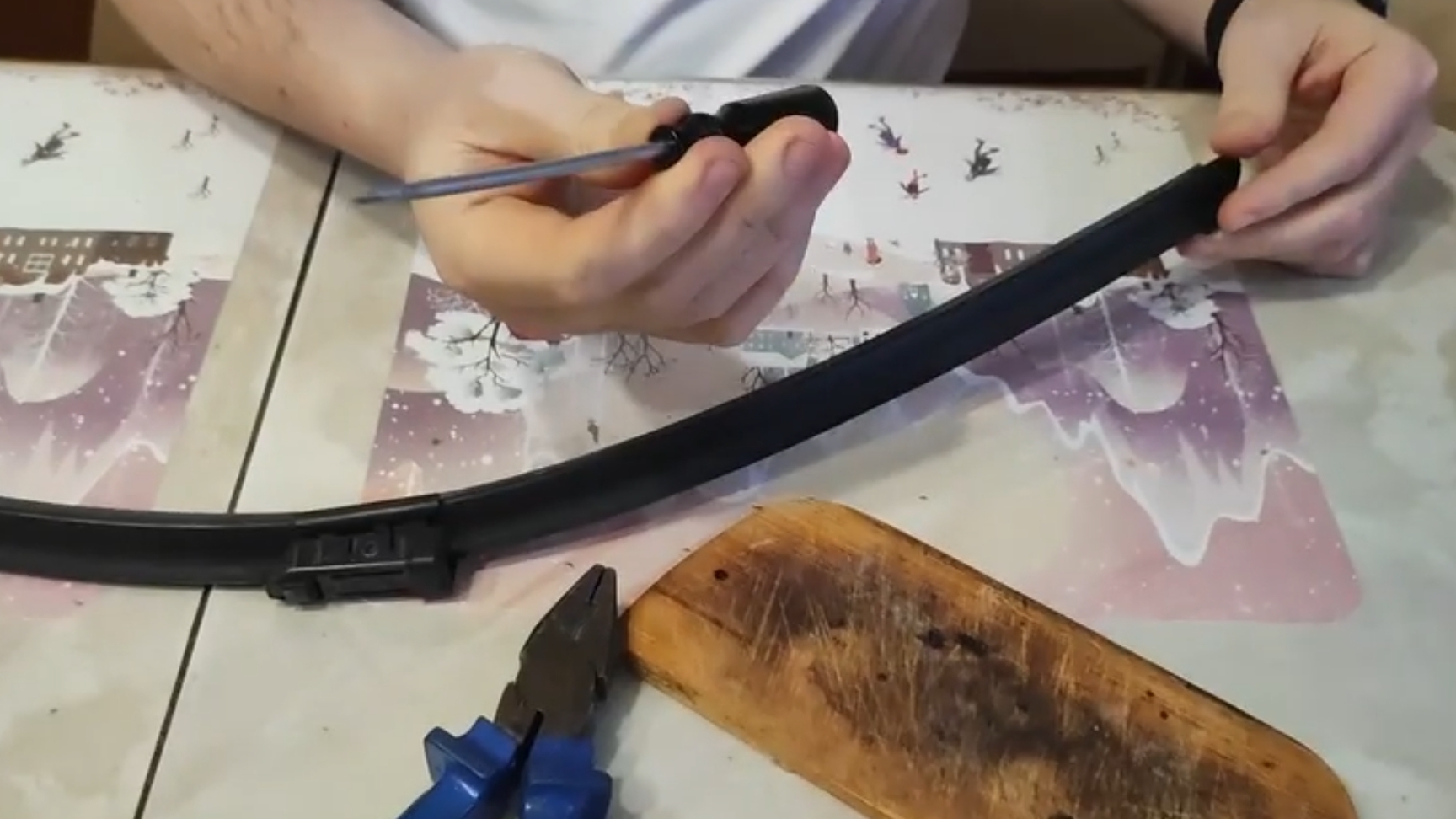 Как заменить резинки в бескаркасных щетках стеклоочистителя. Самый простой способ. смотреть онлайн