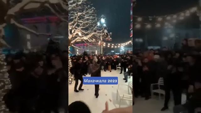 Холодно?! Танцуй как махачкалинцы! 😁 #дагестан смотреть онлайн