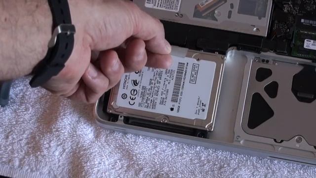 How to Replace the Hard Drive & Battery on a 2010 MacBook Pro смотреть онлайн