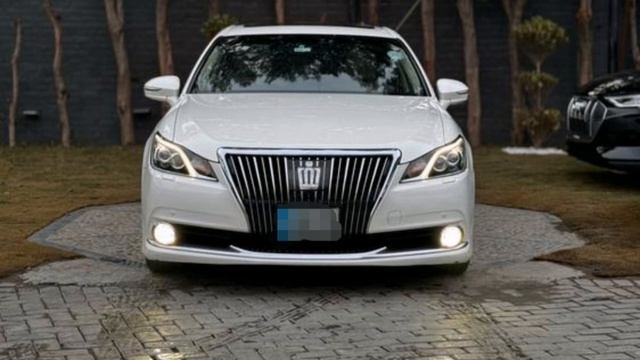 Toyota Crown Royal 2015