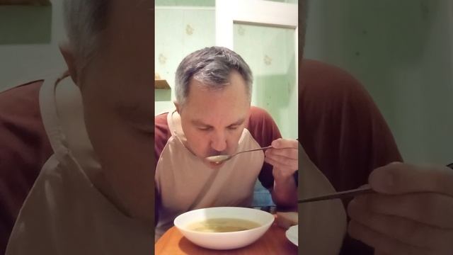МУКБАНГ. КУШАЮ ГОРОХОВЫЙ СУП С КОПЧЁННОСТЯМИ смотреть онлайн