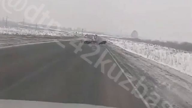 В Кузбассе полицейские привлекли к ответственности водителя иномарки, перевозившего теленка смотреть онлайн
