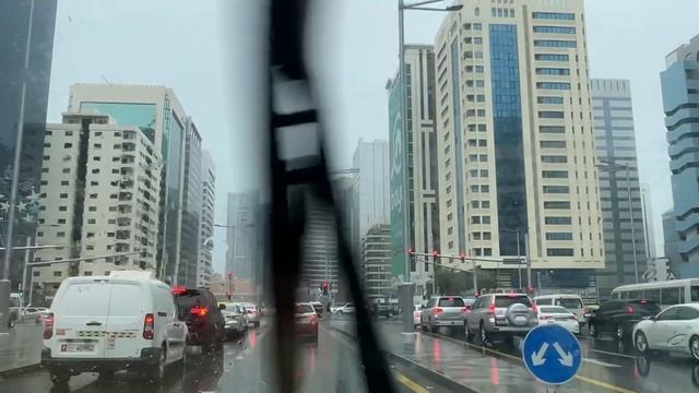 Heavy rain sweeps across Abu Dhabi and the wider United Arab Emirates| Abu Dhabi | Dubai смотреть онлайн