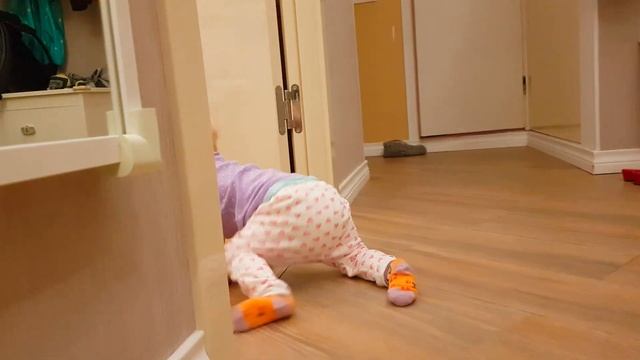 Малыш садится смотреть онлайн