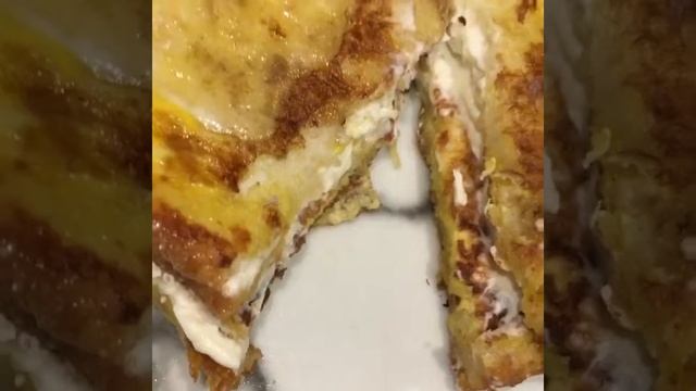 Cream cheese stuffed French toast with fresh strawberries & whip cream 🍓 смотреть онлайн