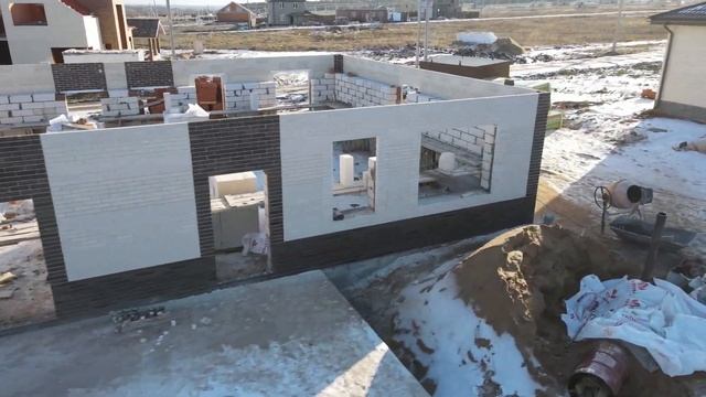 Строим стены одноэтажного каменного дома. Кирпич Горус бархат, газоблок Теплит, кладка, смотреть онлайн