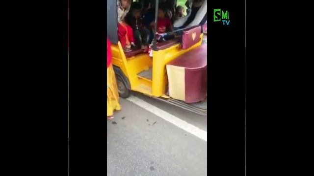Auto driver carring 24 passengers || video goes viral || SM TV || смотреть онлайн