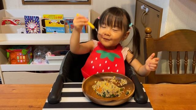 大食い2歳娘が図鑑でしか見たことが無かった念願の炒飯を初めて食べて大満足！ смотреть онлайн