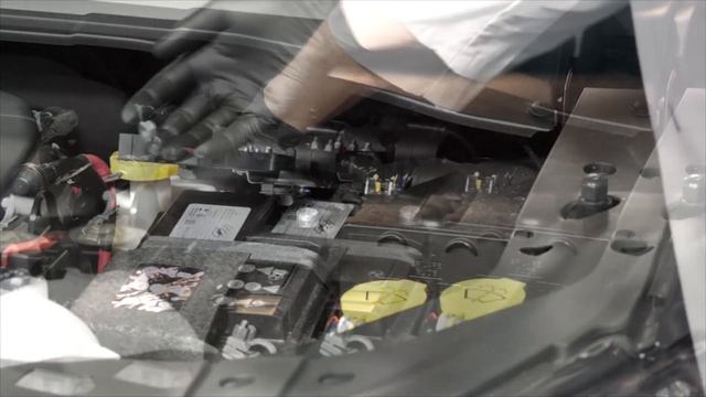 Jeep Compass (2019) - New Battery Install смотреть онлайн