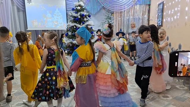 Детский танец вокруг ёлки смотреть онлайн