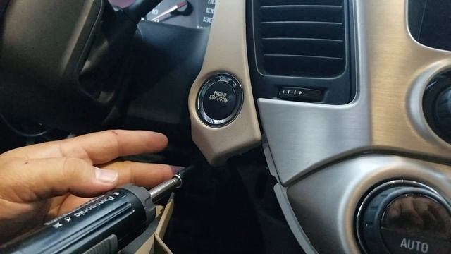 How to Remove Radio / Navigation / Display from GMC Yukon 2015 for Repair. смотреть онлайн