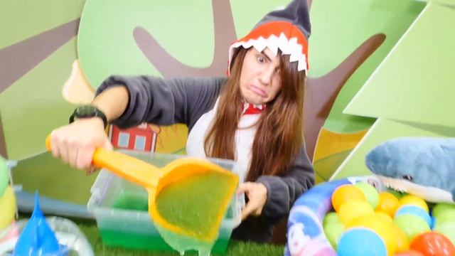 Весёлые игры – Акулы и Уточки плавают в бассейне – Смешные видео игры одевалки с Baby Shark смотреть онлайн