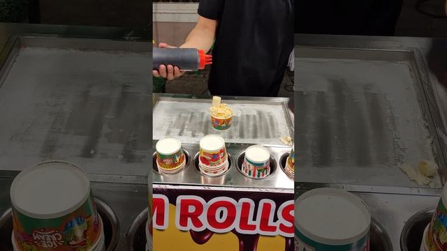 Мороженое, которое делают руками. Мороженое с кусочками манго и банана 60 бат.=120 руб. пляж Ао Нан смотреть онлайн