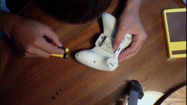 How To: Take Apart Your Xbox 360 Controller With Flatheads
