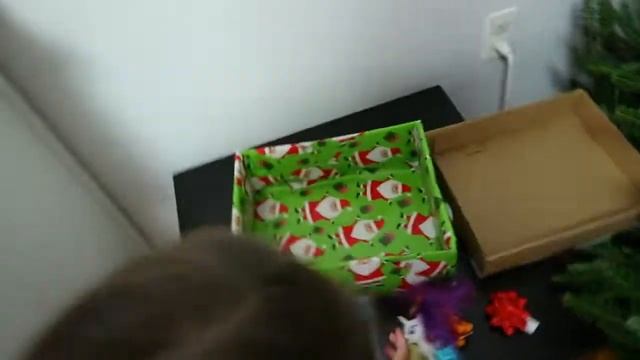 Когда мы украшали нашу ёлочку, Лиза нашла подарок под ней. смотреть онлайн