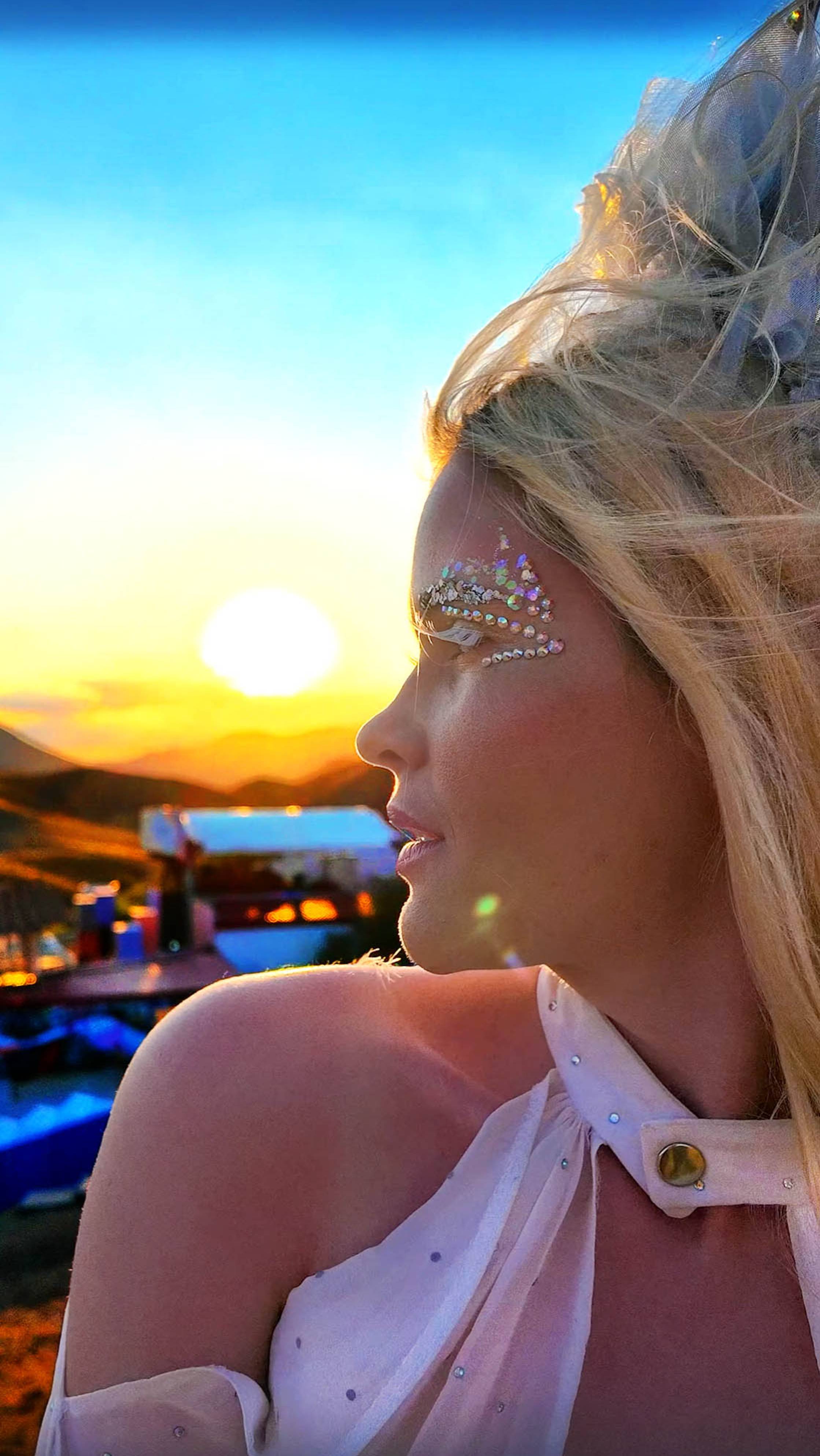 Девушка - Закат смотреть онлайн