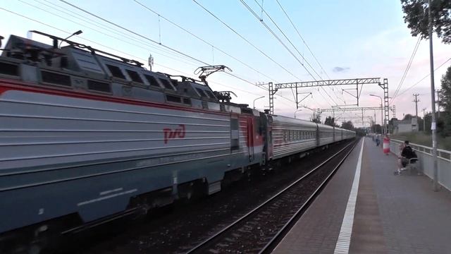 Электровоз ЭП20-073 с поездом "Янтарь", пл. Перхушково смотреть онлайн