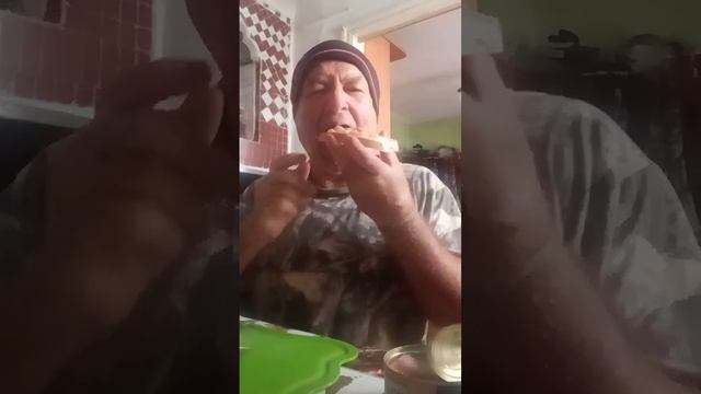 Ем икру трески из магазина Победа,с майонезом и яйцом. смотреть онлайн