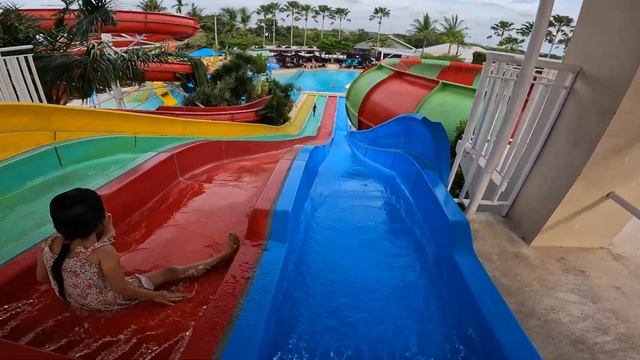 Try All Water Slides At Splash Waterpark смотреть онлайн