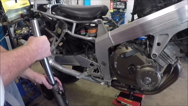 Honda CBR250R MC19 Part 33 - Refilling The Fork Oil
