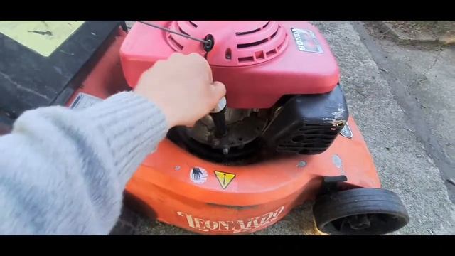 nouvelle tondeuse honda #1 redémarrage , vidange et reparation du cable de gaz , et support lanceu смотреть онлайн