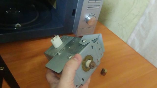 Искрит внутри микроволновой печи. Замена слюды. смотреть онлайн