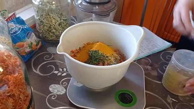 Готовим дома УНИВЕРСАЛЬНУЮ  приправу.Своя VEGETA  вкуснее чем магазинная. Готовлю УЖИН.