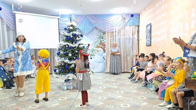 Дети клоуны зажигают новогоднюю ёлку смотреть онлайн