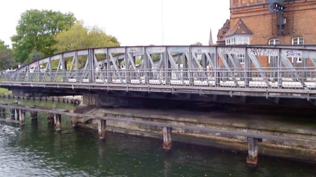 Drehbrücke in Lübeck, Germany смотреть онлайн