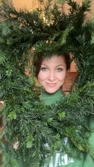 Рождественский венок из живых веточек