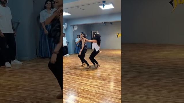 NASHE SI CHADH GAYI | Bolly Salsa | Twinmenot | Dance смотреть онлайн
