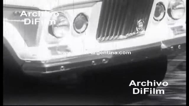 DiFilm - Publicidad Camioneta Jeep Gladiator Super - Cacho Fontana (1966) смотреть онлайн