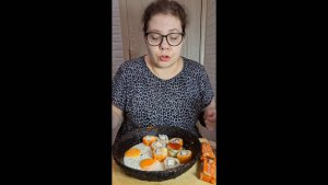 ПОДЖАРИЛА РОЛЛЫ С ЯИШЕНКОЙ, НАДО ДОЕДАТЬ/МУКБАНГ