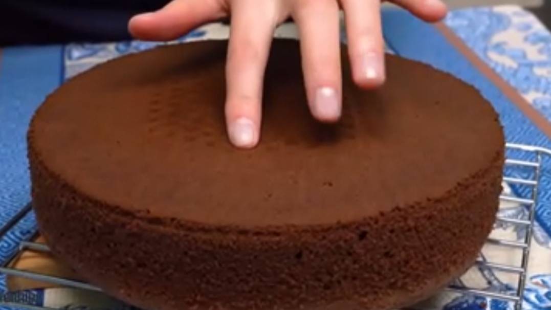 ЭТОТ РЕЦЕПТ НИКОГДА НЕ ПОДВОДИТ! ПЫШНЫЙ ШОКОЛАДНЫЙ БИСКВИТ смотреть онлайн