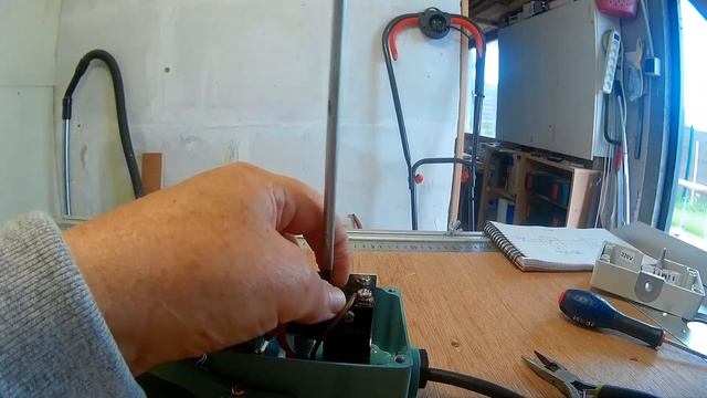 Montage D'un Foot Switch ( Commutateur à Pédale ) TFS-402