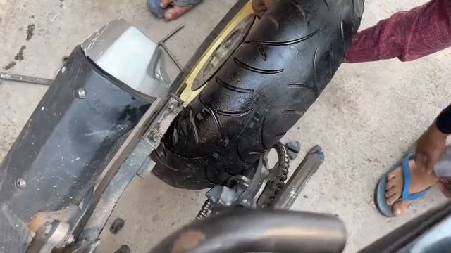 Install Big FaT Tyre 🔥(180mm) in MT-15😱 смотреть онлайн