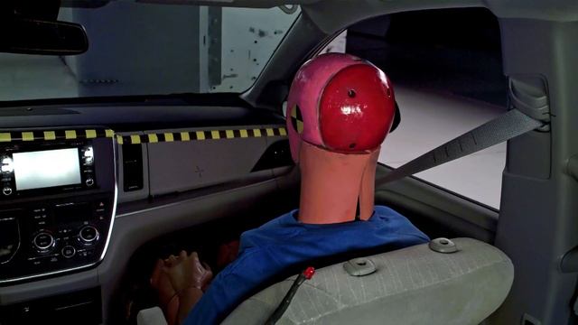 2018 Toyota Sienna passenger-side small overlap crash test (extended footage) смотреть онлайн