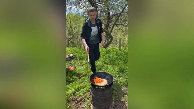 Мисливські ковбаски з картоплею та овочами в казані смотреть онлайн