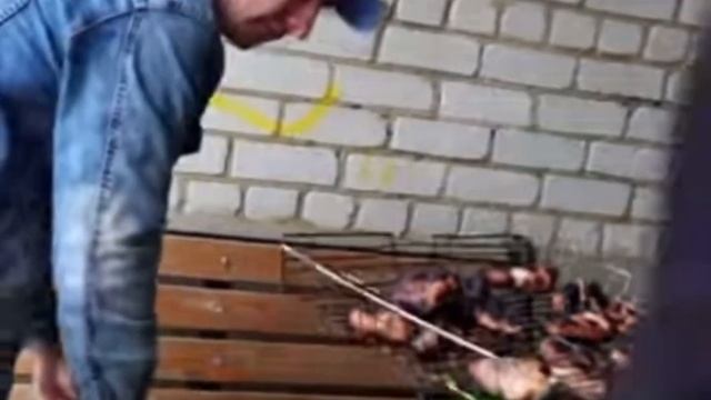 Деревенский дурдом. Нет воспитания, жрут как свиноподобные.Быкова всё за мужиками, дети сами по … смотреть онлайн