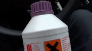 VW polo sedan / доливаем антифриз G12