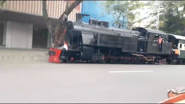 Jegat Kereta Uap Jaladara Kejar Pakai becak Menuju Stasiun Solo Kota смотреть онлайн